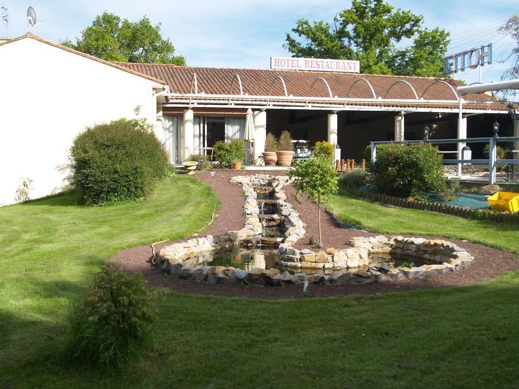 Hotel Au Relais Des Lilas Parthenay Exterior photo